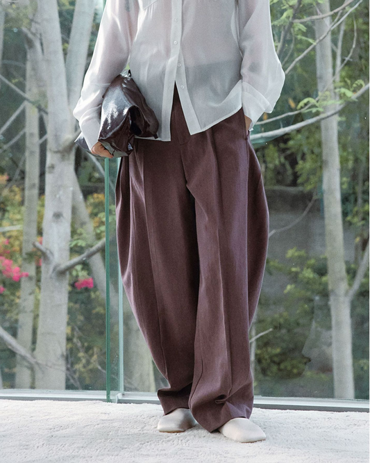 【体型を拾わない計算された曲線美】 タックコクーンパンツ 10083 | 立体的なタックで魅せる、大人の洗練モードシルエット