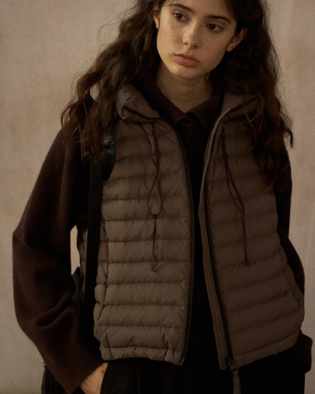 スタンドカラードローコードショートベスト 10250