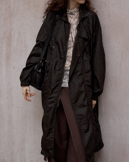 【羽織るだけで細見え】ドロストフーディージッパーロングジャケット 10108｜縦ラインを強調するIラインシルエット